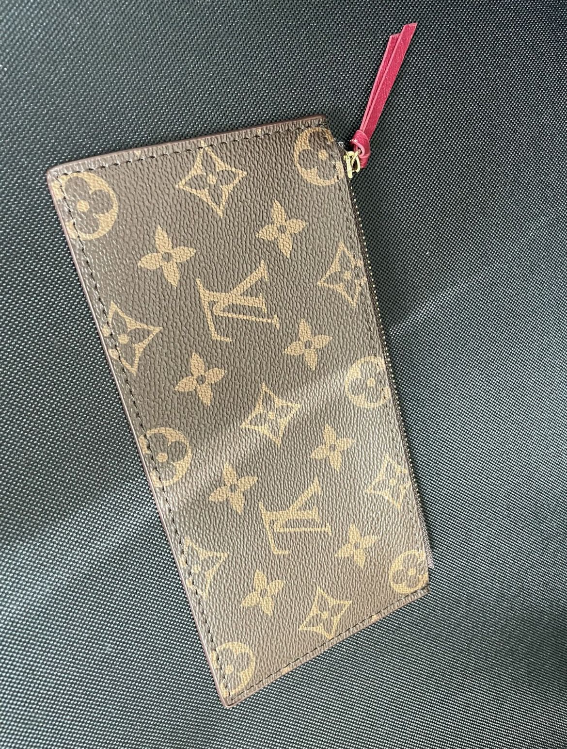 Not only I slim, my wallet also slim 🫣 📸Source: Louis Vuitton