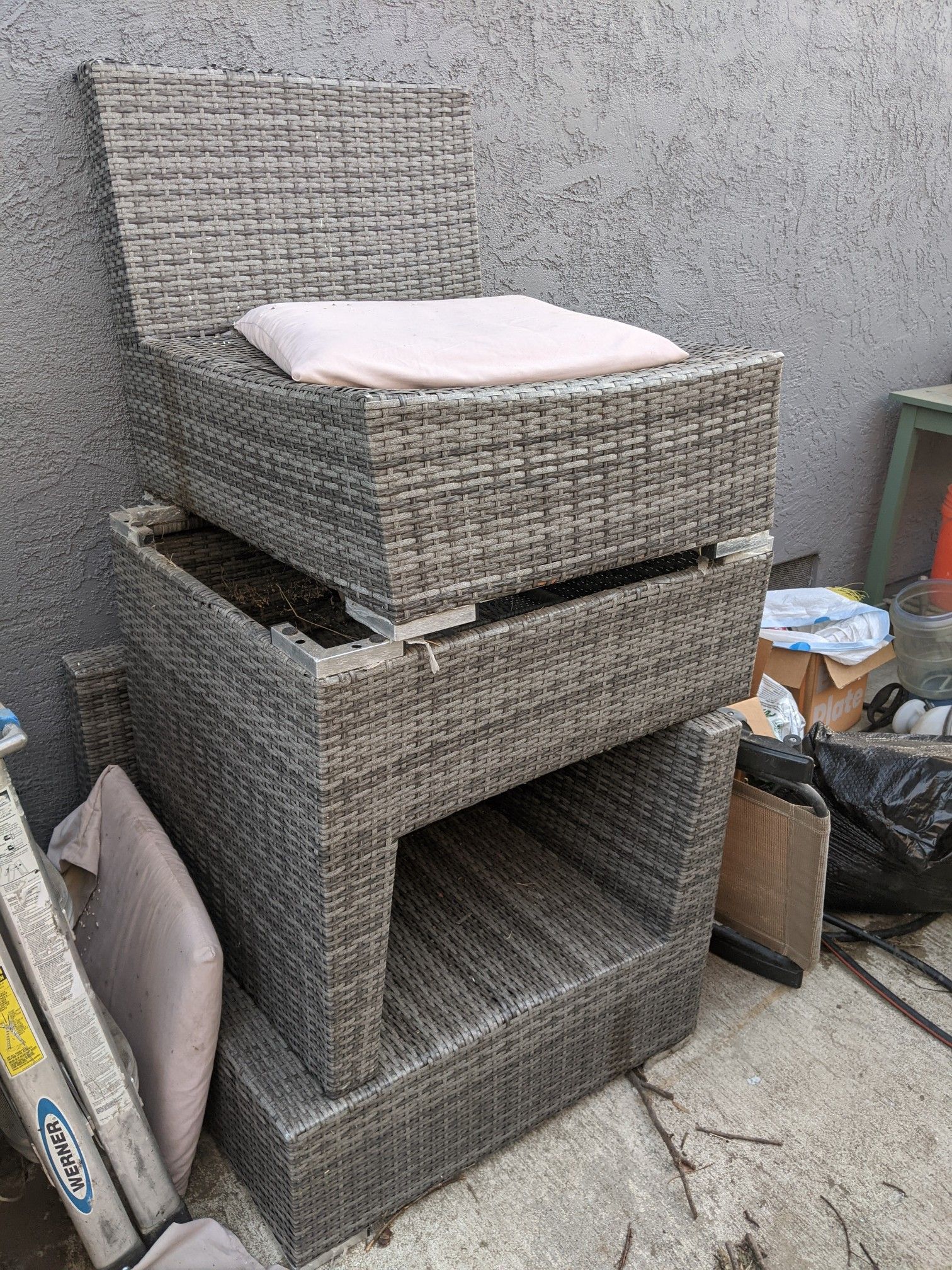 3 peace outdoor couch. (Free)