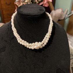 Pearl necklace, triple stand