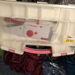 Singer handheld sewing machine in case.