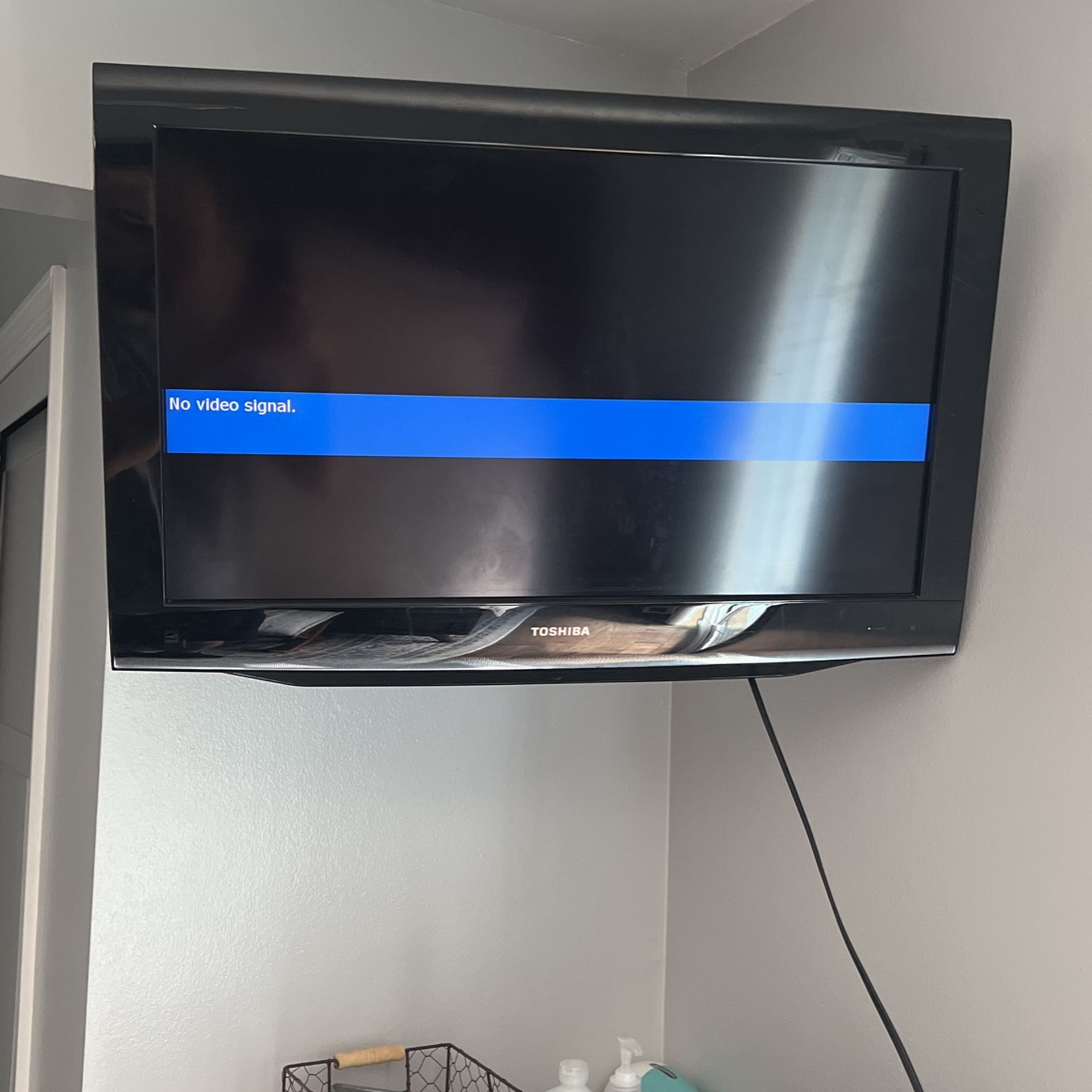 Toshiba 32” TV With Built In DVD Player