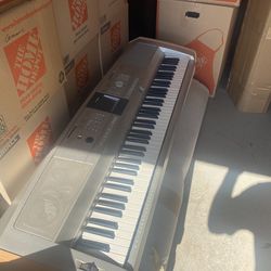 including stand Yamaha DGX505 electric piano including stand