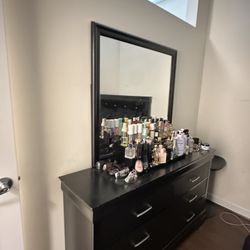 Dresser With Mirror 
