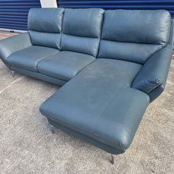 Rooms To-Go Couch With Chaise 