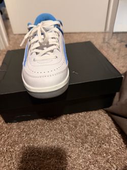 White and Blue Low-Top retro Jordan’s