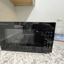 Sharp - 1.1 Cu.ft Countertop Microwave in Black