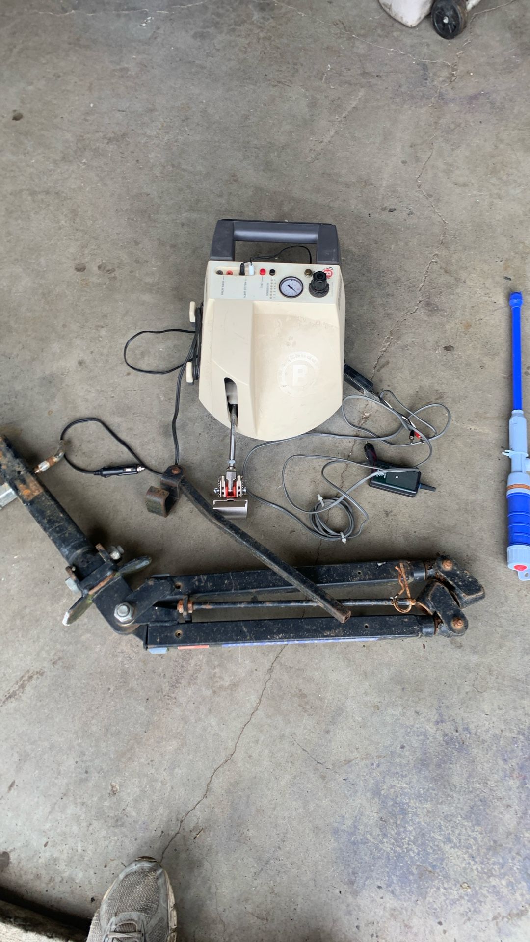 Electric brake, buddy and tow hitch