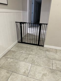 Extra Wide Pet Gate / Baby Gate - Fits Openings 30” - 44”