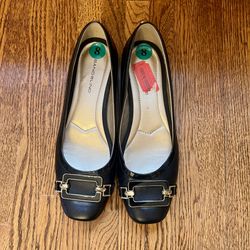 Bandolino Women’s Black Flats / Shoes with gold and black rectangular hardware Size 8 