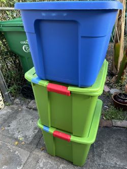 Plastic storage tote with lid