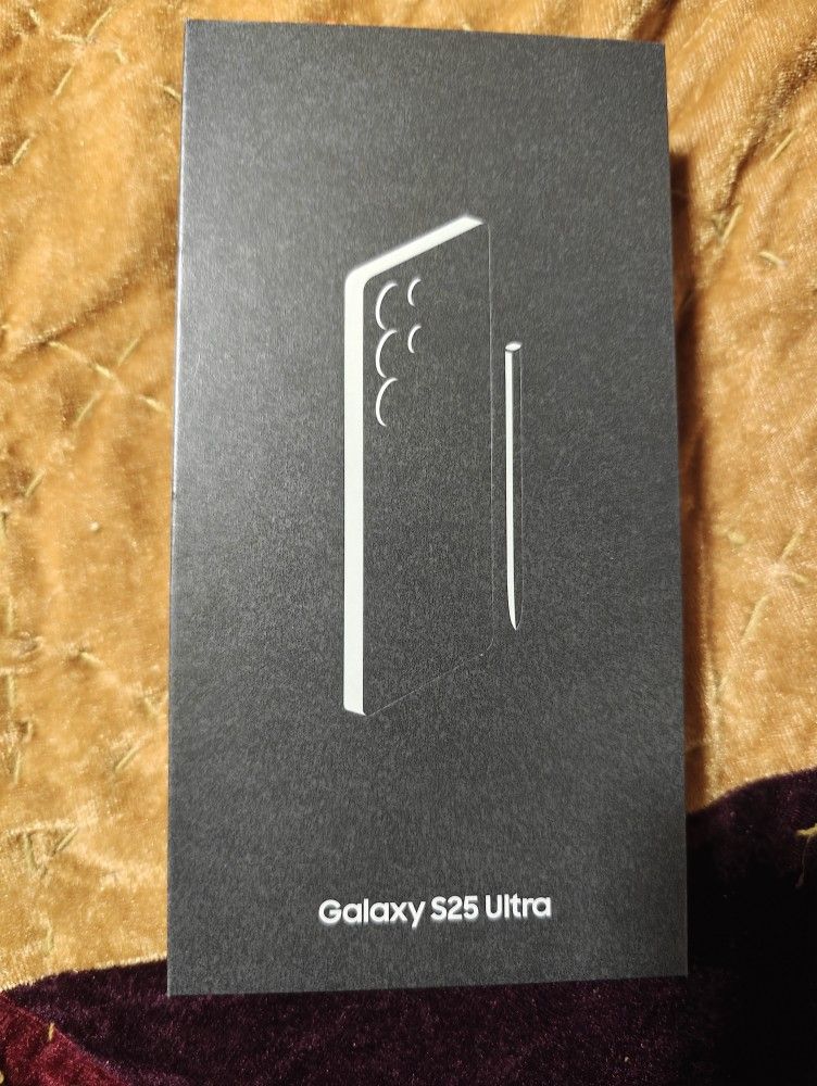 Mint Samsung Galaxy S25 Ultra (Unlocked)1tb with cases