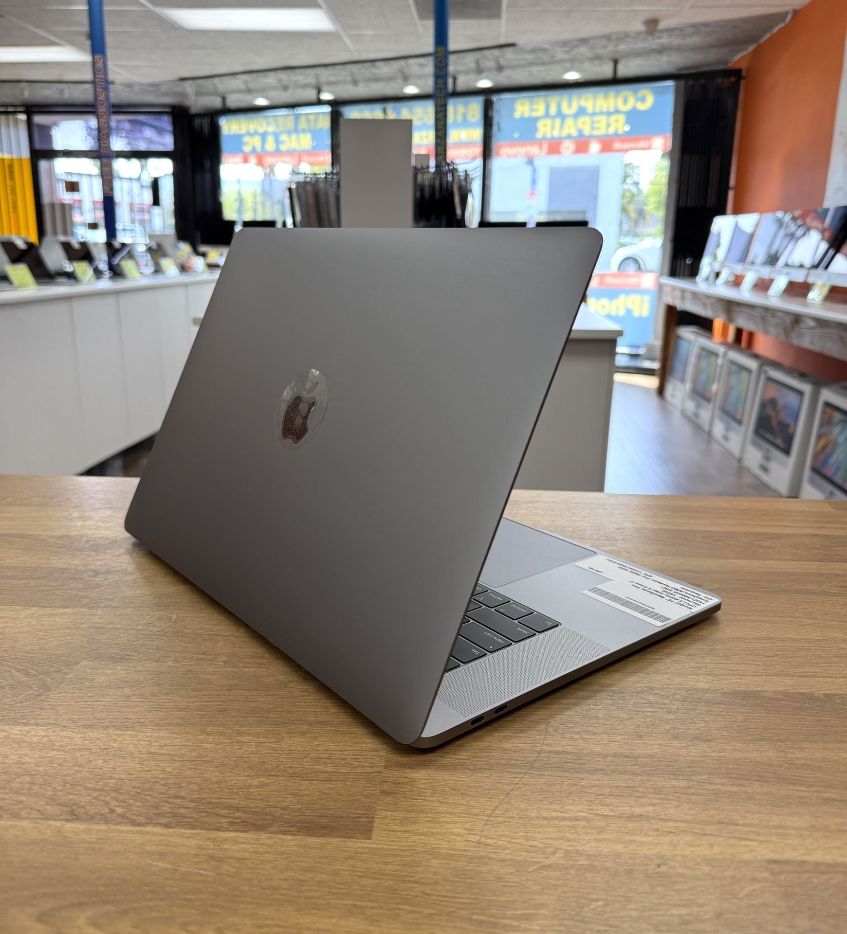 15 inch MacBook Pro Touchbar*500GB SSD*16GB RAM*2.6Ghz Intel 6