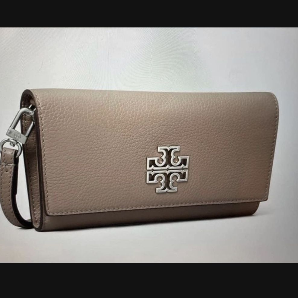 Tory Burch York Buckle Tote AND Passport Wallet for Sale in Scottsdale, AZ  - OfferUp