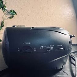 Jensen CD Boombox + 6 Taylor Swift Original CDs (Bundle Deal)