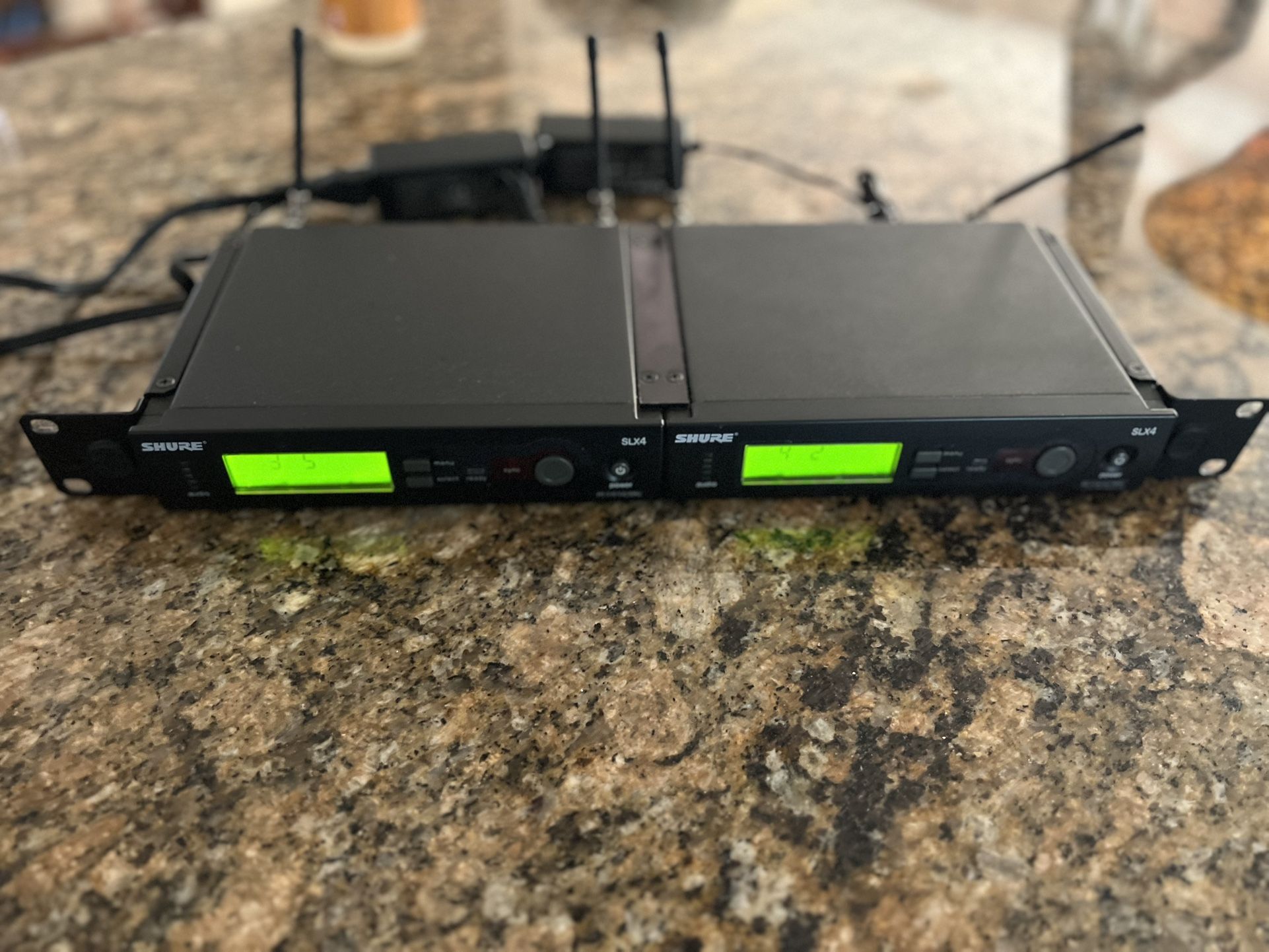 Shure SLX4 Wireless Microphone Diversity RF Receiver System