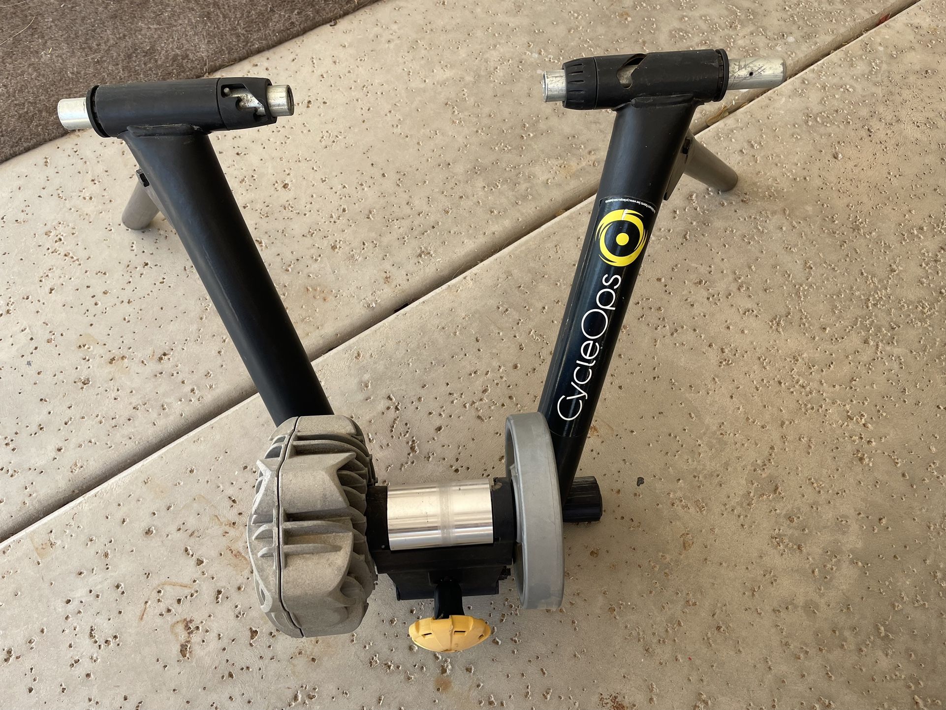 Saris Cycleops Basic Fluid Trainer Saris CycleOps Basic Mag Smart