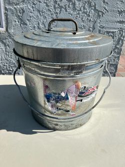 Bucket with lid and air holes