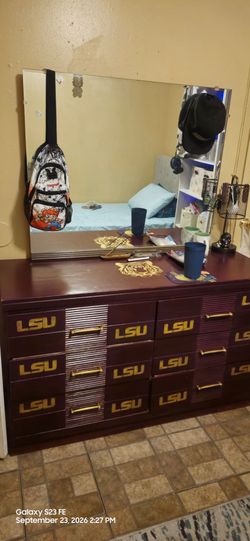 Lsu dresser with  mirror