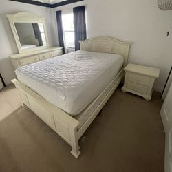 queen sized bedroom set
