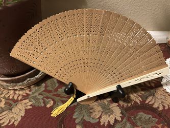 Vintage-y WOOD CUT OUT ASIAN FOLDING FAN (Sensuu), 