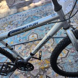 Bike  TREK 900    26INCH 18SPEED SHIMANO SHIFTING AND BREAK PERFECT LIKE NEW  EVERYTHING IS PERFECT 