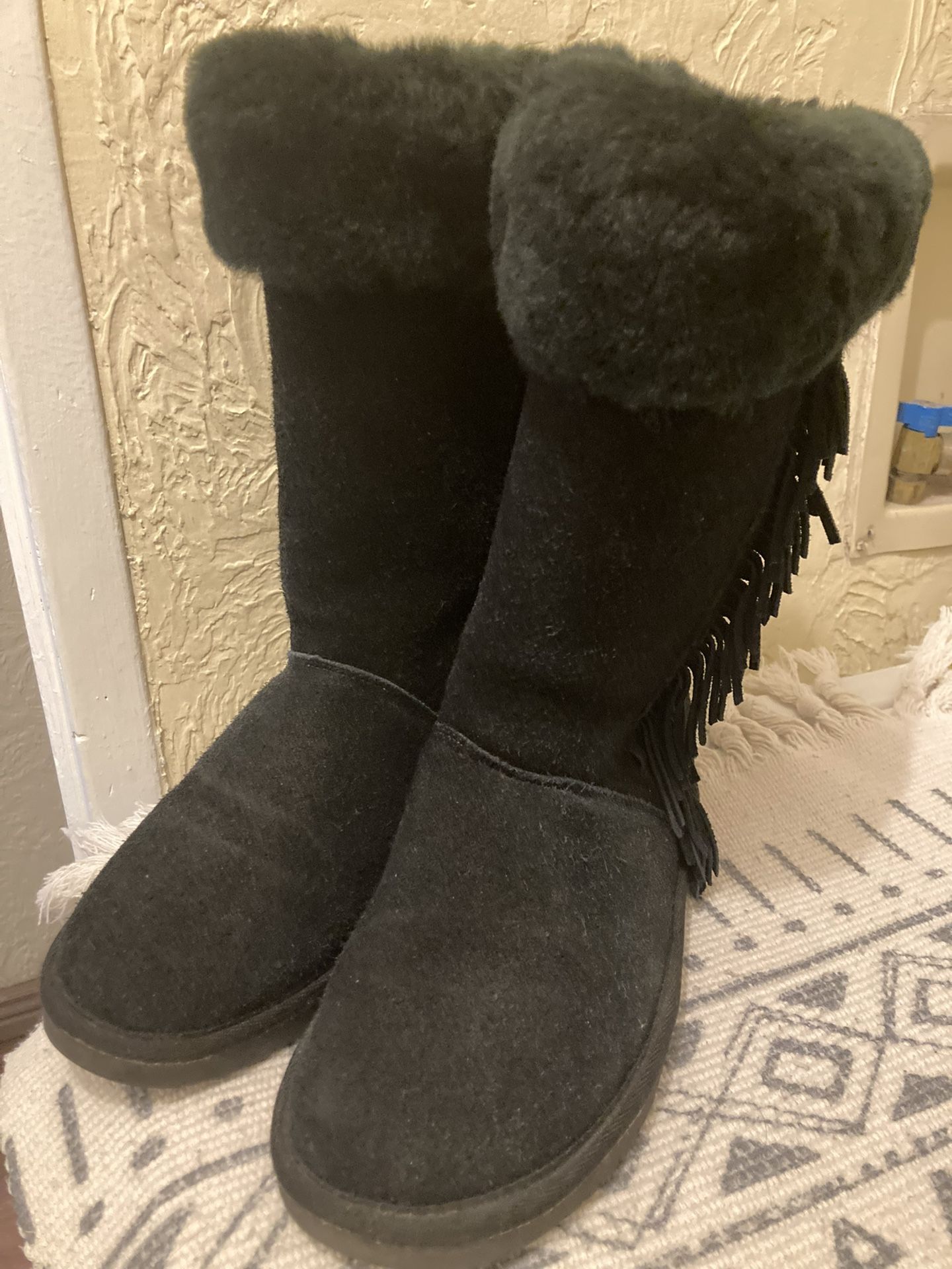 LADIES SUEDE MINNETONKA FRINGE BOOTS SZ 7.