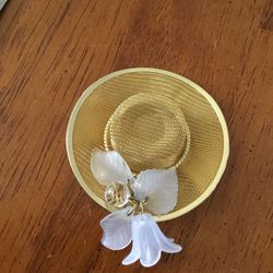 Mesh hat brooch pin with plastic charms gold tone Perfect for Derby Day