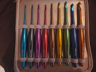 This is a set of 9 anodized aluminum ergonomic crochet hooks, often sold as "Svartur"