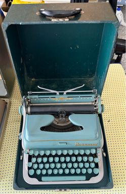 Vintage 1950s Underwood De Luxe "Quiet Tab" Typewriter w/ Case