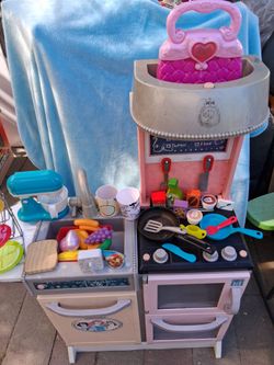 Kitchen For girls used Condicion super fun comes with toys asking $30 obo Slauson ave /vanness ave hablo spanish