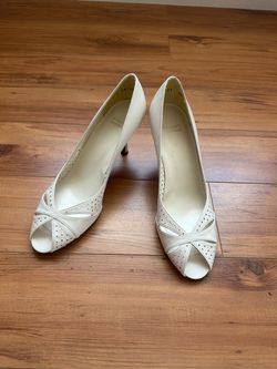 Classic Stuart Weitzman pumps peep-toe Ivory 9.5