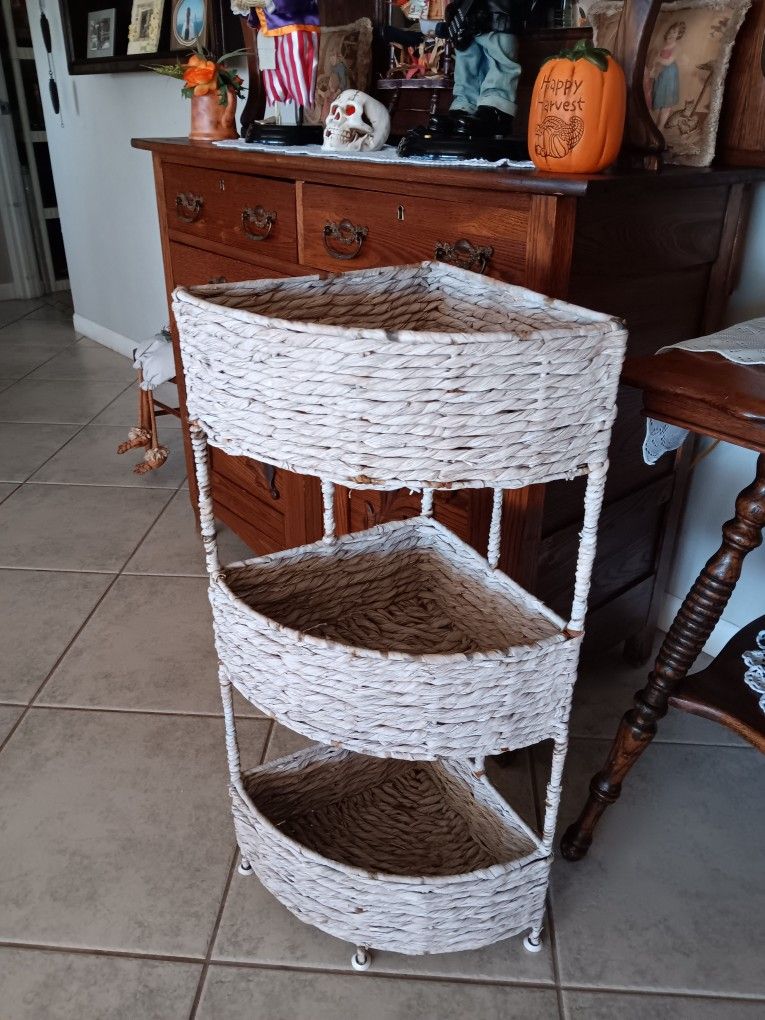 Wicker Corner Shelf 16x32