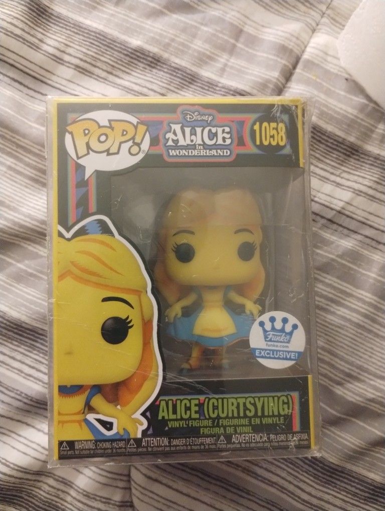 Disney's Alice in Wonderland 'Curtsying' EXCLUSIVE Funko Pop! - Brand New with Protector & Glows W. Blacklight 