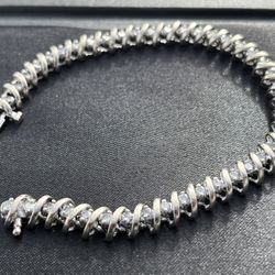 Diamond (natural) Tennis Bracelet. 
