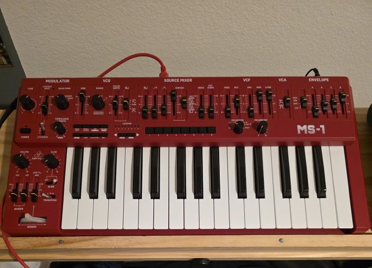 Behringer ms 1 Synth