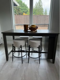 Swivel bar dining stools, white boucle