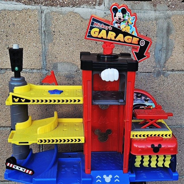 Mickey Mouse
Ready to Race Garage Vehicle Toy