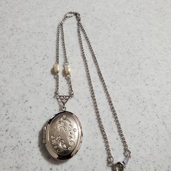 Avon Vintage Etched Locket Necklace 