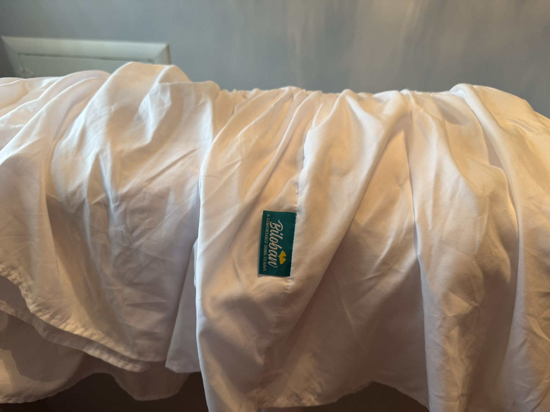 White Crib Bed Skirt - Like New 🧸