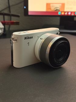 Nikon J1 W/Kit Lens (READ)