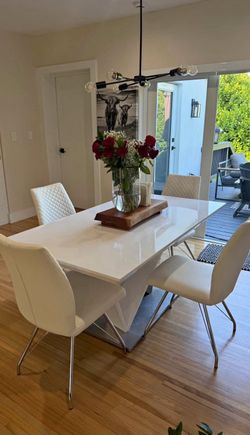 Modern Pedestal Dining Table with 4 Quilted Chairs