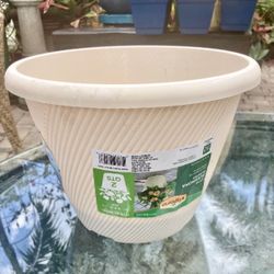 11” Vigoro Self Watering Plastic Planter Pot: 11”W x 7.9”H