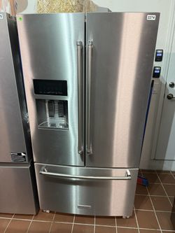KITCHEN AID 36” STANDARD DEPTH FRENCH DOOR REFRIGERATOR WITH EXTERIOR ICE AND WATER AND PRINTSHIELD™ FINISH. $1,700 MODEL #KRFF577KPS02. ORIGINAL PRIC