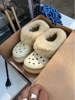 Furry crocs size 8 w 6 M