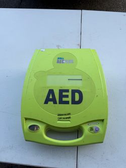 ZOLL AED Plus Fully Automatic Defibrillator – Powers On