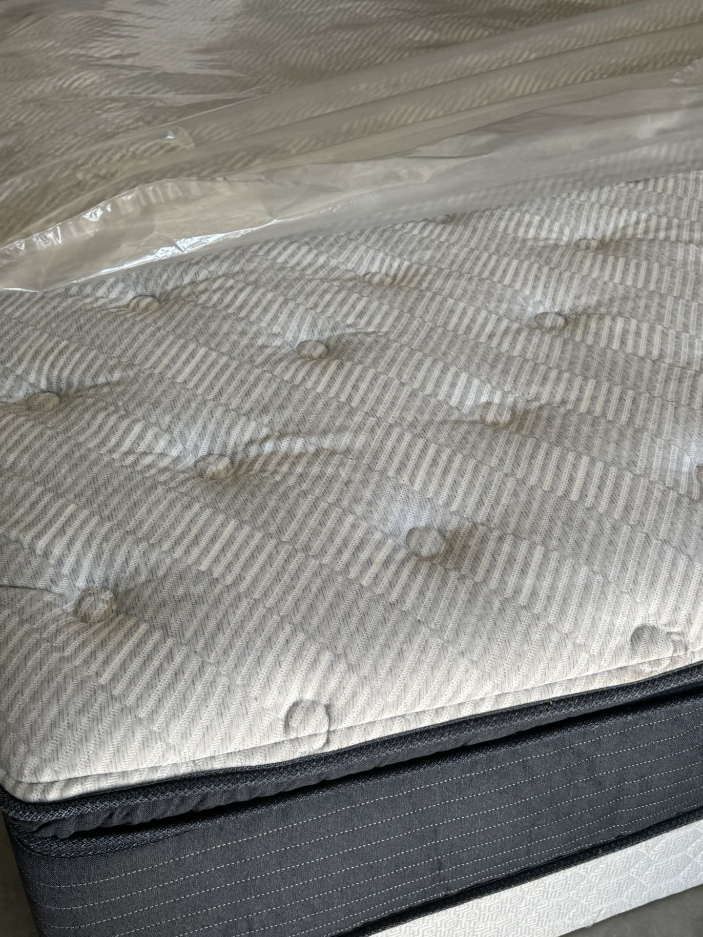 KING SIZE SERTA ICOMFORT MATTRESS WITH BOX SPRINGS DELIVERY π AVAILABLE