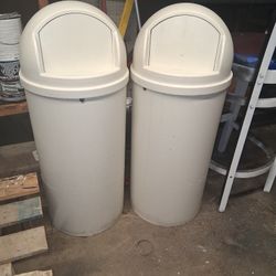 Commercial 25 Gallon  Rubbermaid Trashcan 
