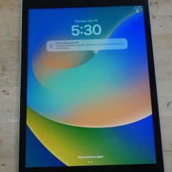 APPLE IPAD MK2L3LL/A 9TH GENERATION 64GB SPACE GREY PRE OWNED 876010-1