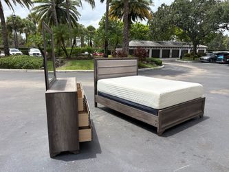 Beautiful Bedroom Set Queen Size Solid Wood Gray Color In Excellent Condition by Malaysia Furniture