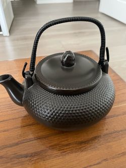 SMALL BLACK JAPANESE STYLE TEAPOT INFUSER W/ STRAINER & LID (DESIGNPAC GIFTS)